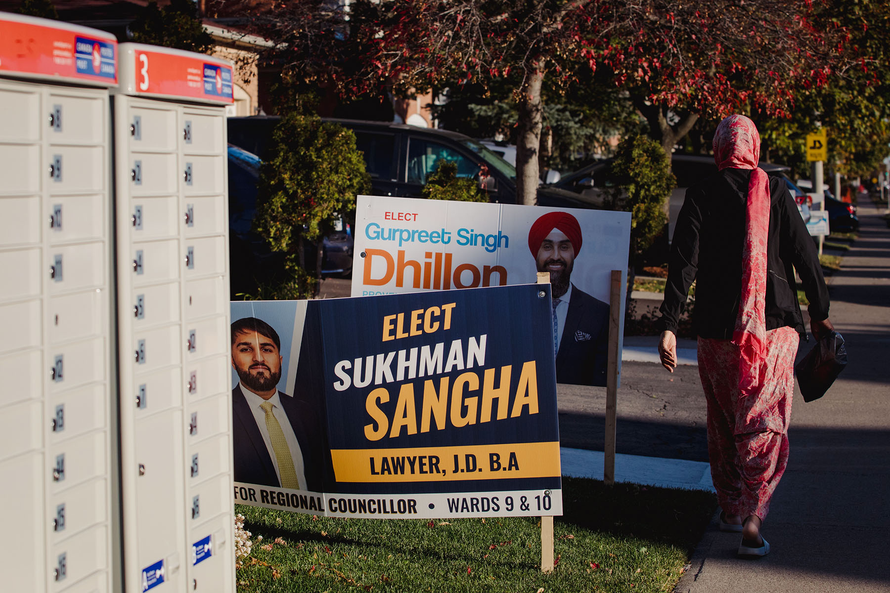 Lawn signs promoting Gurpreet Singh Dhillon and Sukhman Sangha on Sunny Meadow Boulevard in October. Photos by Chloë Ellingson / The Local